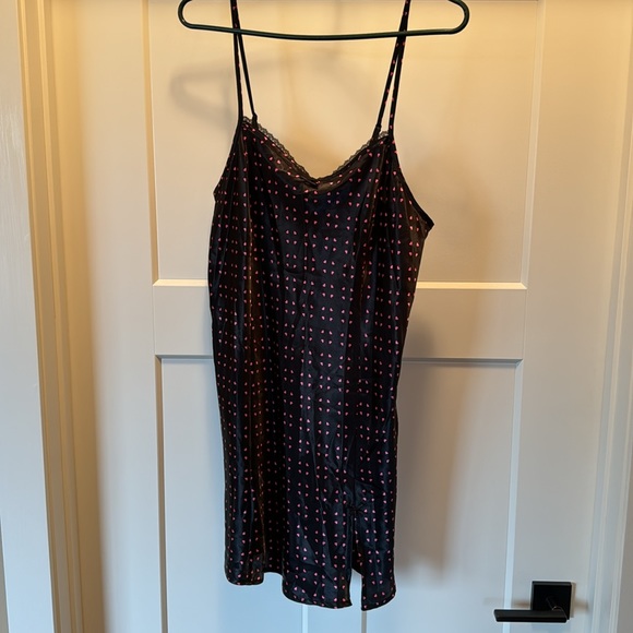 Black with tiny red/pint hearts Peignoir set. Polyester - Picture 2 of 4